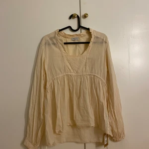 Blouse  - En blus som jag beställde men tyvärr satt den inte som jag ville att den skulle sitta så säljer den helt oanvänd, den är lite rosa/beige 💕