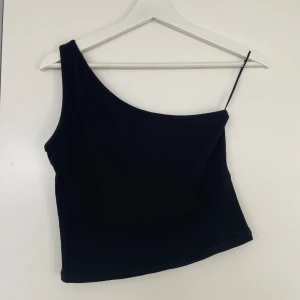 Linne - One shoulder linne. Säljer pga kommer inte till användning 🖤