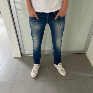 Dondup Jeans George  - Säljer nu dessa feta dondup jeans George som är i riktigt bra skick och är i storlek 30. Skriv för fler bilder/frågor🙌🏼
