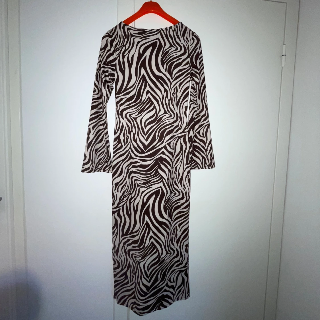 Lång figurnära klänning - 90