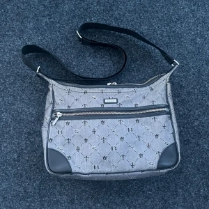 Burberry Väska - Jättefin vintage Burberry från japan, black lable. Väskan har ett litet hål nära dragkedjan, inget som märks, syns eller påverkar någon funktion