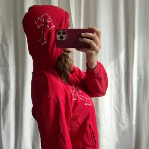 Röd zip up hoodie från NAKD som jag har satt strykit fast kors-rhinestones på. Inga defekter 🙌