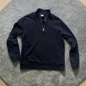 Half zip från zara - Blå halfzip från zara i storlek M som inte längre används. 