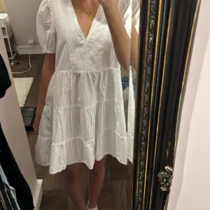 Säljer denna super söta vita klänningen som är perfekt till skolavslutningen!!😆😆😆