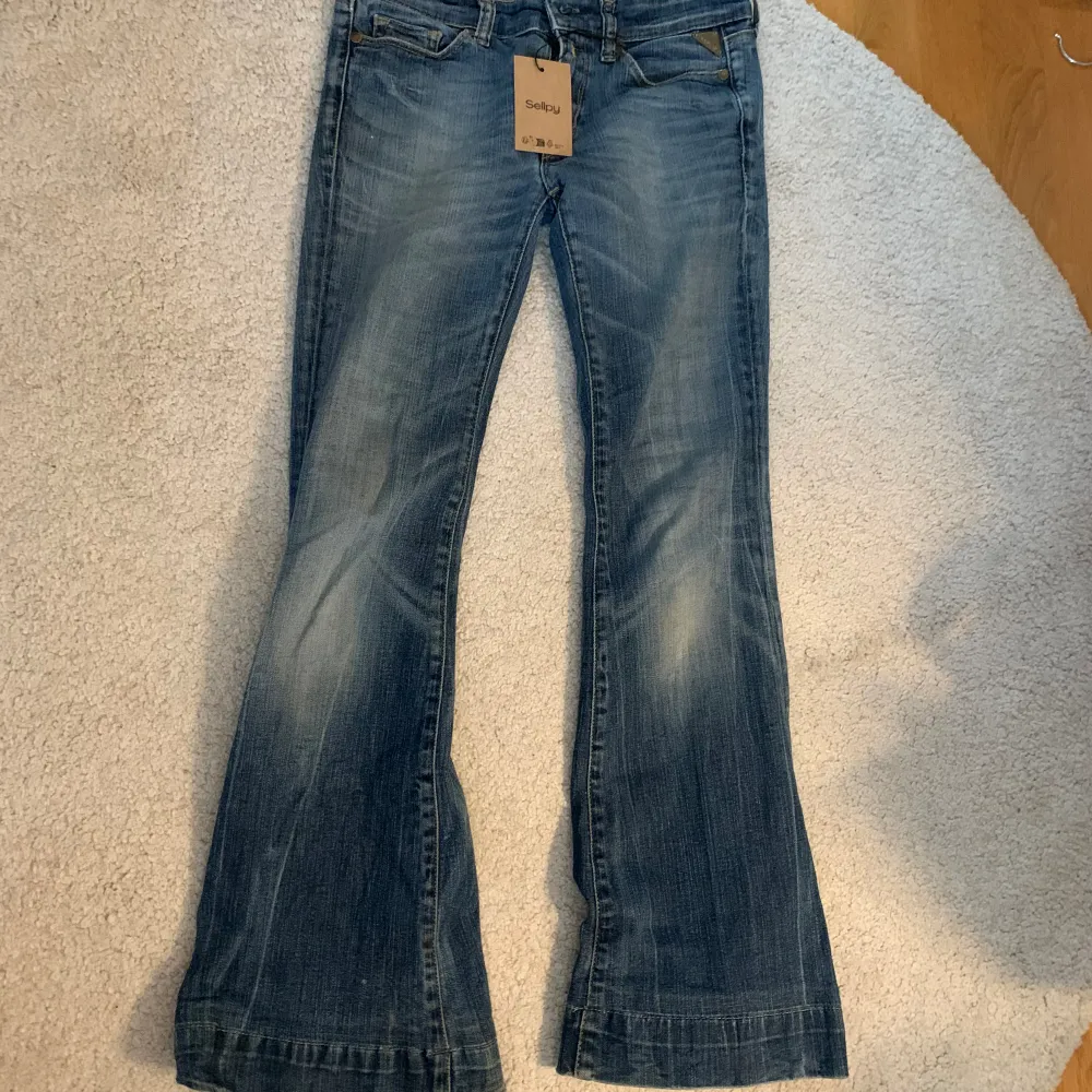 Säljer ett par replay jeans som jag köpte på sellpy men som var för små för mig. De är i bra men använt skick. Lite slitningar längst ner på benen och på ena bakfickan. De är i storlek 27/32.  Kontakta mig för fler bilder eller frågor! 🩷. Jeans & Byxor.