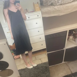 satinklänning - säljer en superfin svart satinklänning. den är i modellen midi och har ett litet slits. suuuperfin och luftig, perfekt för sommarkvällar eller en utekväll🫶