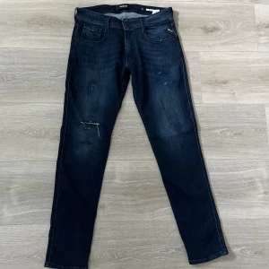 Replay anbass jeans  - Tja säljer dessa feta Replay Anbass Jeans i storlek W 30 - L 30.   Dem är helt oanvända och kvitto, påse och tags finns!   Nypris: 1899kr Mitt pris 999kr (!OBS! Ej hugget i Sten!)   Mvh: Axel 🤝