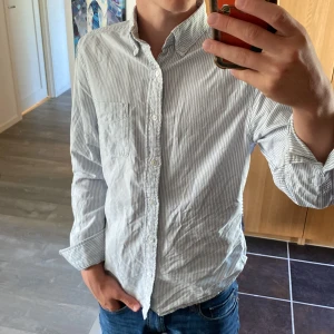 Dressman Skjorta - Säljer denna snygga skjortan från Dressman skicket är 9/10 förutom ett litet hål på ena ärmen men går enkelt och sy igen! Slimfit passform, Perfekt inför sommaren! Skriv vid frågor och funderingar!🤝😁