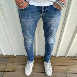 Dondup George jeans  - Tja, nu säljer jag dessa sjukt populära och snygga jeans från Dondup. Skicket på jeansen är 9,5/10. Nypris = 3500. Modellen på jeansen är George som är sjukt populär. Storlek = 31W 31 L .Om du har nån frågar det bara att ställa den/ Mvh Ravello. 