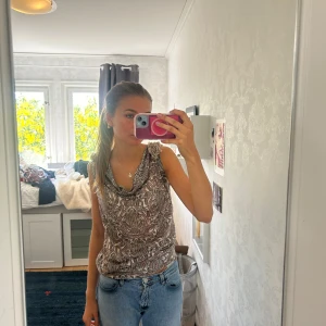 Cowneck/ boatneck topp - Topp som man kan ha på två att med ett fint mönster. 💗