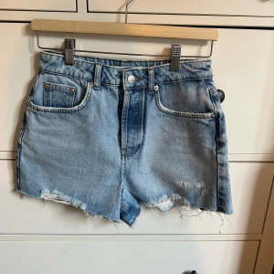 Jeansshorts - Snygga jeansshorts från NA-KD. Köpta för 400kr, säljer för 250. Shortsen är upp till naveln på mig och oanvända. Har ingen bild med dessa på då de är för små. 