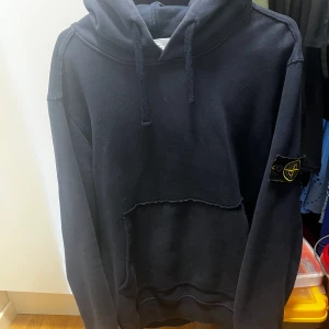 Stone island  - Stone island hoddie i marinblå färg. Osäker på äkthet då jag köpt den av en vän. Skick 8/10 och sitter riktigt fint. Storlek   M men passar S också. 