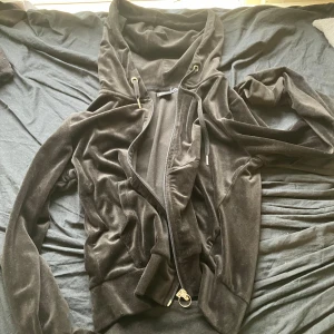 Kofta - Älskar och är mycket användbart!✨ Kan sänka priserna vid snabb affär. Inga defekter:) Är 164cm lång och garderob-utrensar. Kontakta mig för fler bilder💕