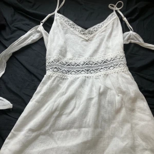 Fin vit klänning  - Älskar och är mycket användbart!✨ Kan sänka priserna vid snabb affär. Inga defekter:) Är 164cm lång och garderob-utrensar. Kontakta mig för fler bilder💕