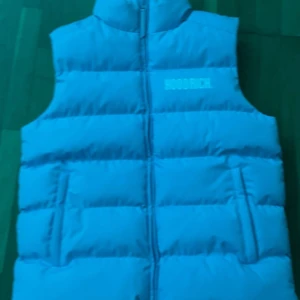 Blå väst  - Blå väst från Hoodrich, bra skick. Enbart använd 1 gång 🌟