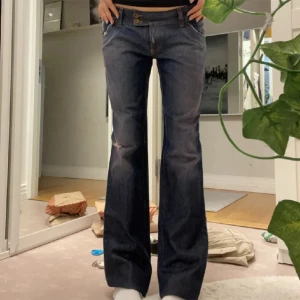 Helt nya lågmidjade jeans - Superfina Lågmidjade jeans! Köpta av en jättegullig tjej på Plick som köpt de i Italien. Har lånat bilderna från henne. Aldrig använda och prislappen är kvar.  Innerbenslängd: 87 cm Midjemått: 40 cm rakt över💕✨