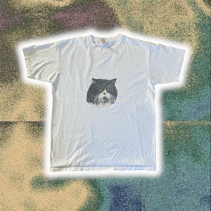Katt tshirt  - T-shirt med print på! :) Fint skick men se sista bild för fläckar! Väldigt söt för kattälskare🐈