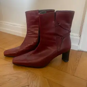 Jättefina röda spetsiga boots med klack! I storlek 38. Knappt använda.♥️