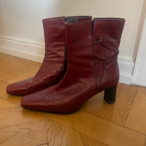 Röda boots - Jättefina röda spetsiga boots med klack! I storlek 38. Knappt använda.♥️