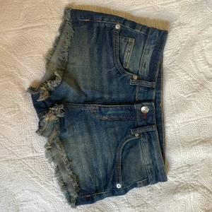 Lågmidjade jeansshorts - Jättesnygga jeansshorts till sommaren! Från H&M säljer då de blivit för små, så kan inte skicka bilder med dem på. Skriv vid intresse! Jag har fått bud kring 180kr.