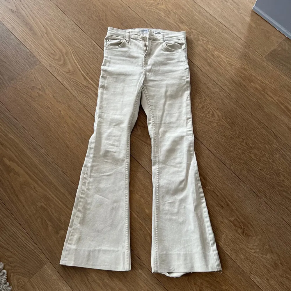 Jeansen är uppsydda men det går lätt att ta bort. Jeans & Byxor.