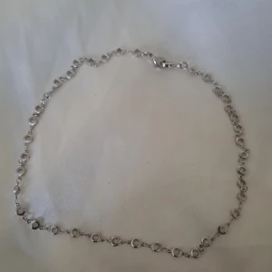 Halsband/chocker - Fint skick. Tror inte det varit ett halsband innan då den har två haspar. Men funkar bra som halsband och choker ändä. 😊💗