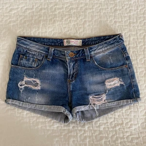 Jeansshorts - Jeansshorts i fint skick. Midjemått 38 cm, längd 25 cm