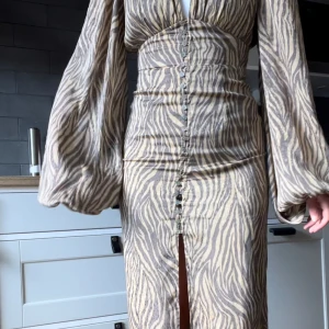 Adoore - Adoore positano dress i storlek 34. Använd endast en gång.