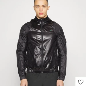 Lacoste jacka  - En jätte fin Lacoste windbreaker/tränigsjacka i small/medium riktigt bra pass form. Orginal pris 2200kr köpt på zalando använd typ 10 gånger så inget slitage. Vid frågor skicka gärna ett meddelande kan hämtas in Uddevalla och betalas vid löning 