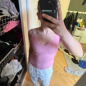 rosa spetslinne i storlek xxs  - säljer detta spetslinne då det börjar bli för litet och inte kommer till användning. använt några få gånger men inga skador❤️