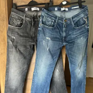 Två par Replay anbass jeans. Storlek 30/32 på båda. Fler bilder finns och dom är i använt nyskick.  Skriv för fler bilder och köper man båda för man dom för 1000kr/st alltså 2000kr för båda.