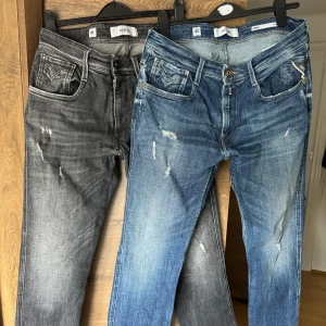 Replay anbass  - Två par Replay anbass jeans. Storlek 30/32 på båda. Fler bilder finns och dom är i använt nyskick.  Skriv för fler bilder och köper man båda får man dom för 800kr/st alltså 1600kr för  båda.