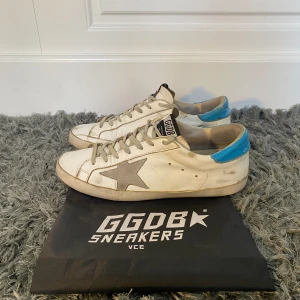 Golden goose skor - Hej. Säljer nu mina jättefina golden goose skor i bra skick. Skorna har dock lite heeldrag, skriv om ni vill ha bilder på det. Vid köp tillkommer skorna och en dustbag. Pris ej hugget i sten! Mvh/reselluxe