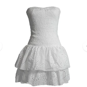 Vit sommar klänning🌸 - Säljer denna super snygga klänningen från meet me there, perfekt till sommaren eller skolavslutning!! 🩷 Använd fåtal gånger därför som i nyskick. Skriv för mer info/ bilder, köpare står för frakt 🫶