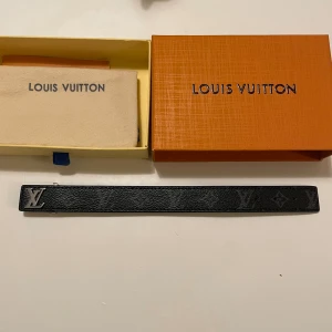 Louis Vuitton armband - Tjenare! Säljer då mitt härliga LV armband som jag bara har haft i någon månad. Armbandet är fortfarande i bra form och ser helt nytt ut. Box och dustbag medföljer såklart. Frågor angående pris? Det är bara att skriv bara. Träffas upp!