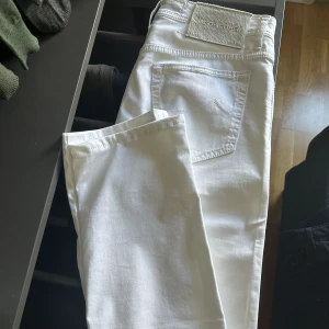 Jacob Cohën Jeans - Köpte ett par vita Jacob Cohën Jeans som är för små för mig. Använt 2 ggr, aldrig tvättats i maskin. Något tunnare med stretch så perfekt för sommaren.  Italienska Cohën gör dem mest exklusiva och bästa jeansen. En fröjd att bära!