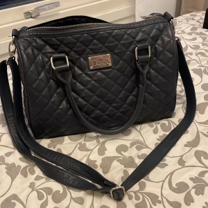 Väska - Marinblå väska, sparsamt använd inget synligt slitage, inköpt på Kappahl för 400kr 