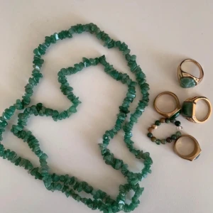 Grön waist beads  - pärlorna ska sitta nästan nära dina höfter, så om du har breda höfter blir det bra, det är lätt att ändra storlek på den eftersom det är en tråd och pärlor.