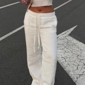 Alobha label linnebyxor  - Sjukt snygga linnebyxor som knappt har använts!⭐️Köpte dessa förra året men det är tyvärr lite för små! Använda max 3 ggr och saknar defekter helt! Kontakta mig vid frågor eller funderingar💛