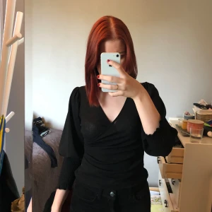 Svart omlott tröja - Svart omlott tröja i fint skick