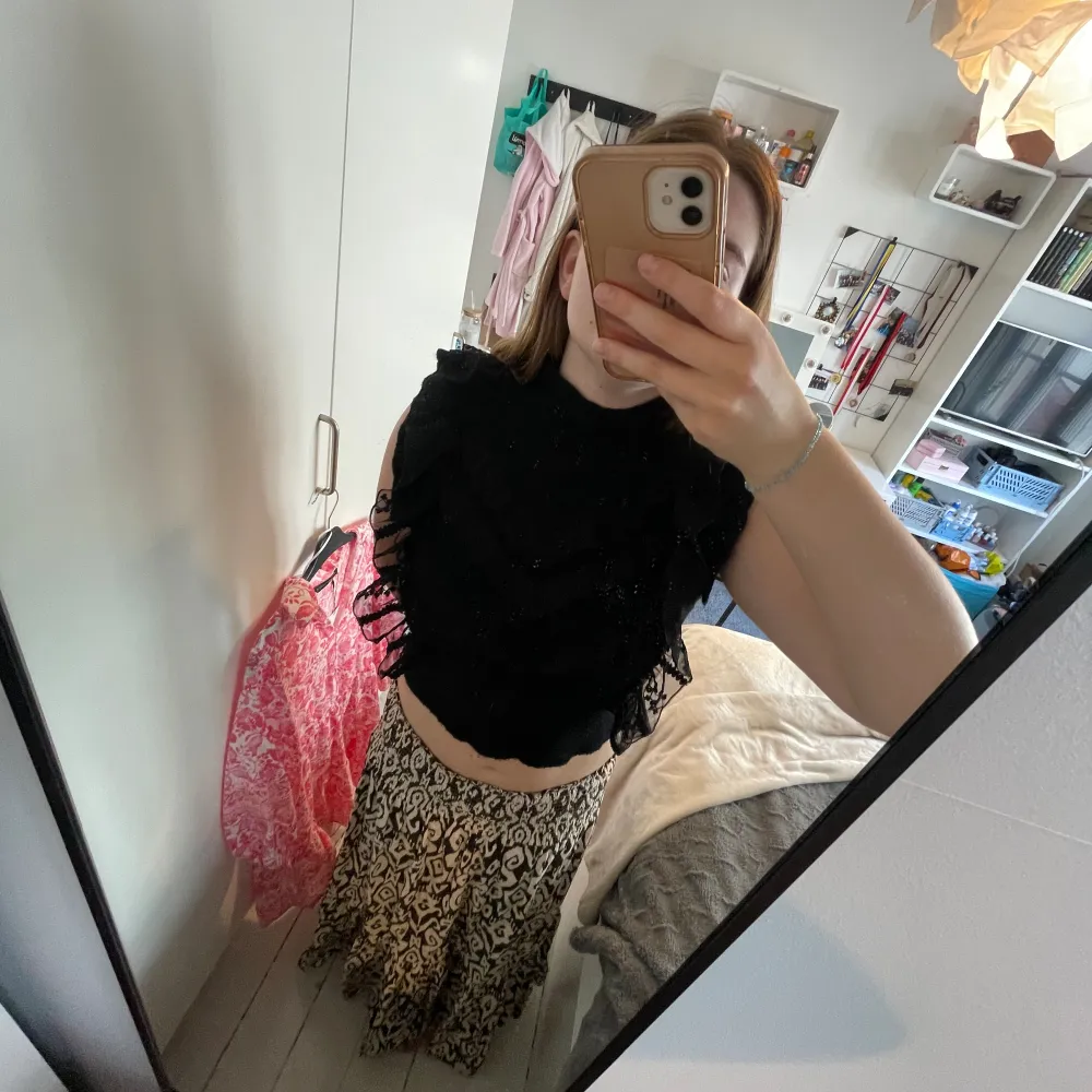 En jättefin stickad blus från zara som är i stl L men jag skulle säga att den passar s-m. Jag säljer den eftersom att den inte kommer till användning.❤️🥰. Blusar.