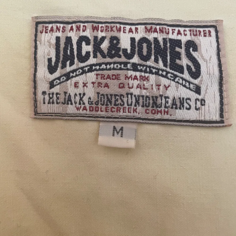 Lite äldre Jack&Jones skjorta i storlek M.. Skjortor.