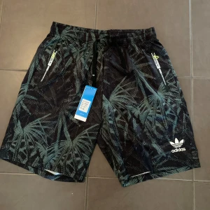 Adidas badbyxor  - Aldrig använda, prislappen kvar!