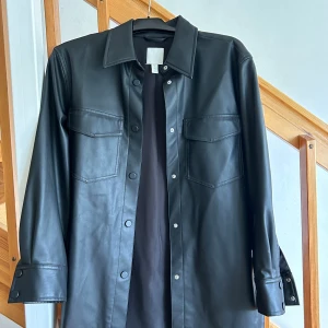 Fejkläder jacka/overshirt - Svart Fejkläder jacka/Overshirt från H&M. Aldrig använd☺️