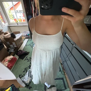 Klänning Zara - Klänning från Zara som inte används! Snygg nu till sommarn, perfekt till studentmottagningar eller att bara ha över bikini! Storlek S