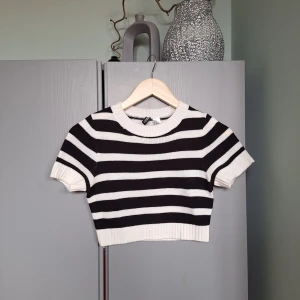 Stickad topp, stickad kortärmad topp strl XS  - Stickad topp, stickad kortärmad topp strl XS. Använd en gång, i jättefint skick. Djurfritt och rökfritt hem. Missa inte mina andra annonser. 