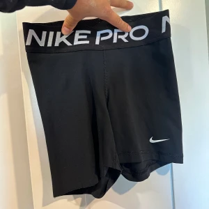 Nike PRO shorts - Använda två gånger strl XS