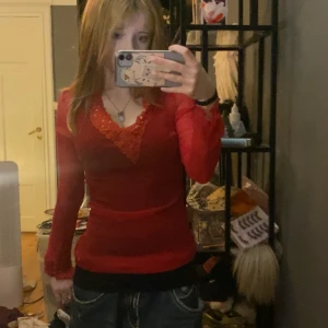 Röd genomskinlig tröja  - Super fin genomskinlig röd tröja med paljetter på ( tyvörr har några ramlat av men de e inget som man tänker på riktigt)