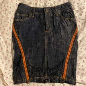 Old Bik Bok mid - Adorable midi - skirt, the orange zippers can be opened all the way up to the hips. Super cute bedazzle on the back. 