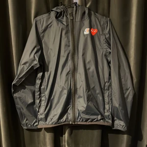 Cdg windbreaker - Säljer min Cdg vind jacka eftersom att jag är trött på den. Inga defekter och jättebra skick. Passar mellan  165-175 stl XS.  Kan också såklart gå ner i pris vid snabb affär 